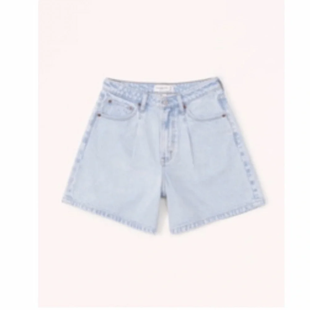 Abercrombie & Fitch Curve Love High Rise
Loose Shorts Light Wash - Picture 2 of 5